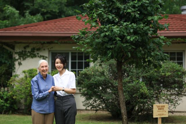 윤석열 대통령 부인 김건희(오른쪽) 여사와 세계적인 영장류학자이자 환경운동가인 제인 구달 박사가 지난해 7월 7일 서울 용산어린이정원에서 산사나무로 기념식수를 한 뒤 기념촬영을 하고 있다. 대통령실은 해당 장소가 '