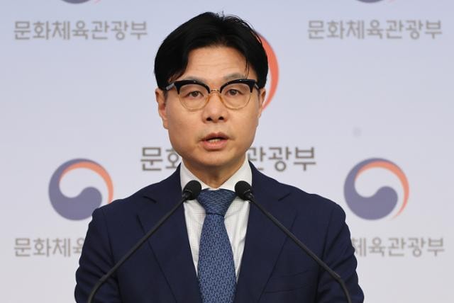 <b>문체부</b>, <b>배드민턴</b>협회장 해임 요구..."횡령·배임 수사 의뢰할 것"