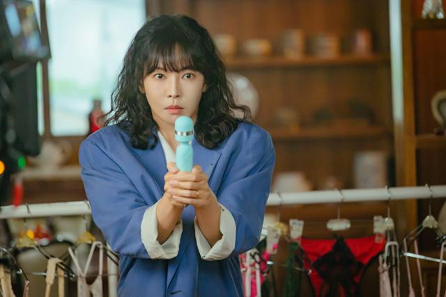 드라마 '정숙한 세일즈'에서 주인공 정숙(김소연)이 여성용 진동 성기구인 바이브레이터를 방문 판매하고 있다. 방송에선 이 성기구가 모자이크 처리됐다. JTBC 제공