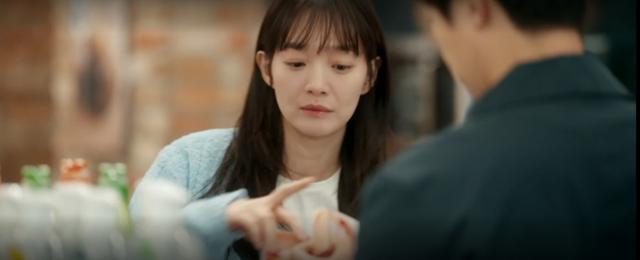 드라마 '손해 보기 싫어서'에서 주인공 해영(신민아)이 편의점에서 남자친구의 피임 제품을 직접 사고 있다. tvN 영상 캡처