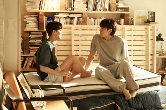 드라마 '대도시의 사랑법' 속 동성 연인의 모습. 티빙 제공