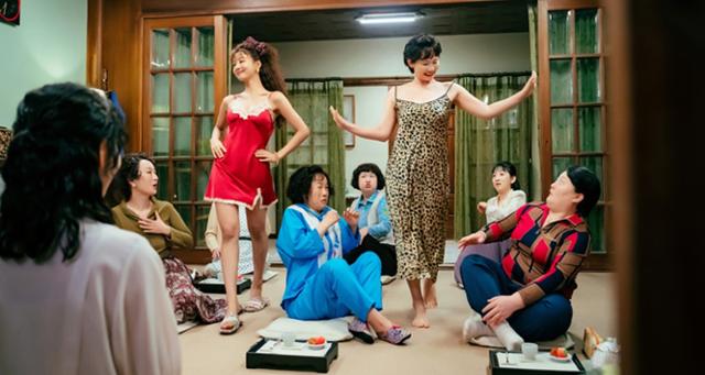드라마 '정숙한 세일즈'에서 혼자 아이를 키우는 이주리(이세희)와 무능한 남편 대신 집 생계를 책임지는 서영복(오른쪽, 김선영)이 속옷을 직접 입고 방문 판매하고 있다. JTBC제공