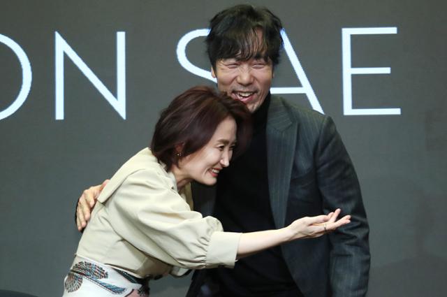 가수 이문세가 13일 서울 마포구 상암 스탠포드호텔에서 정규 17집 제작발표회를 열고 이날 진행을 도와준 방송인 박경림에게 감사의 뜻을 전하고 있다. 박경림은 학생 시절 이문세가 진행하던 라디오 프로그램 '별이 빛나