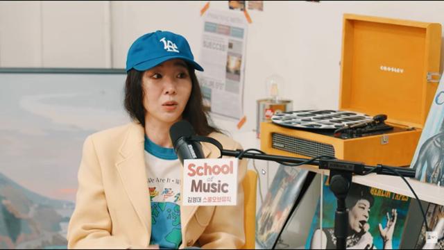 민희진 전 어도어 대표가 지난달 유튜브 ‘김영대의 스쿨 오브 뮤직’에 출연해 이야기하고 있다. 민 전 대표는 이 방송을 비롯해 공개 석상에서 여러 차례 "회사를 나가려고 한 적이 없다" "뉴진스와 함께하고 싶다"는 