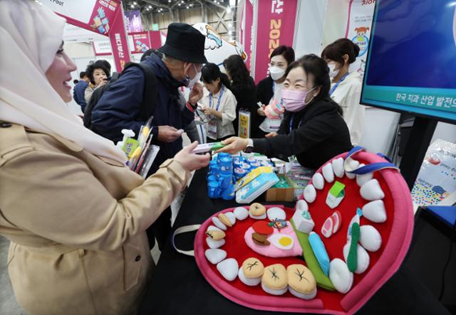 8일 부산 해운대구 벡스코에서 열린 '2024 부산국제의료관광컨벤션'에서 관람객들이 구강 관리 상담을 받고 있다. 연합뉴스
