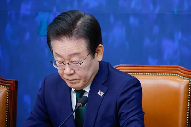 경기도 <b>법카 유용</b> 의혹 <b>이재명</b> 불구속 기소... "배임액 1억 넘어"