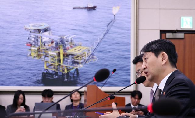 안덕근 산업통산자원부 장관이 10월 7일 오전 서울 여의도 국회에서 열린 산업통상자원중소벤처기업위원회의 국정감사에서 질의에 답변하고 있다. 뉴스1