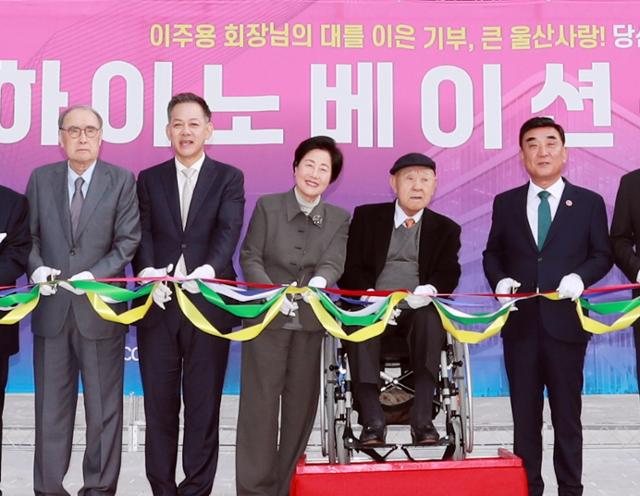 지난달 7일 울산 종하이노베이션센터 준공식에서 참석자들이 테이프 커팅을 하고 있다. 왼쪽부터 이홍구 전 국무총리, 이상현 KCC정보통신 부회장, 최기주 여사, 이주용 KCC정보통신 회장, 김두겸 울산시장. 울산시 제