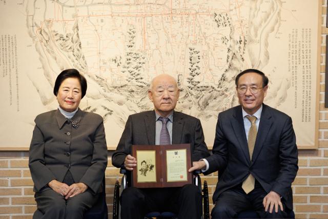 2021년 12월 10일 이주용(가운데) KCC정보통신 회장과 부인 최기주 여사가 서울대 문화관 리모델링 기금 100억 원을 기부한 뒤 감사패를 받고 있다. KCC정보통신 제공