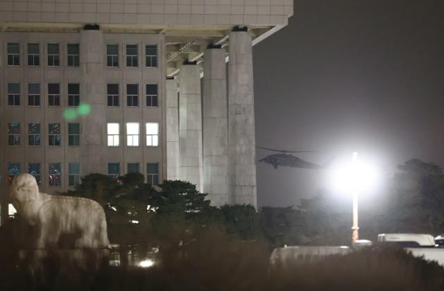 윤석열 대통령이 3일 밤 긴급 담화를 통해 비상계엄을 선포한 이후 여의도 국회의사당 방향으로 헬기가 향하고 있다. 연합뉴스