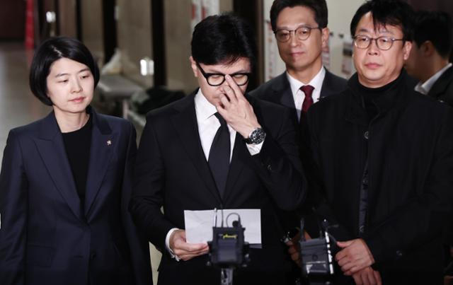 윤·소크욜 대통령 탄핵안이 국민 힘불참가로 투표 불성립 한7밤낮, 한·돈훈(왼쪽2번째)국민 힘대표가 서울 여의도 국회에서 입장을 분명히 하고 있다.