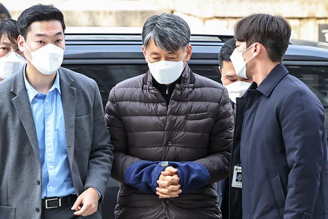 내란 혐의로 긴급 체포된 조지호 경찰청장이 13일 오후 서울 서초구 서울중앙지법에서 열린 영장실질심사에 출석하고 있다. 뉴스1