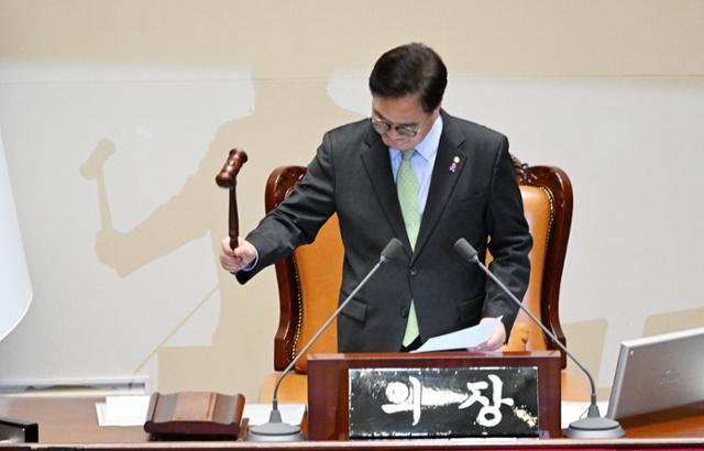 우원식 국회의장이 지난 7일 국회 본회의에서 윤석열 대통령 탄핵소추안 표결에 대해 '투표 불성립' 선언을 하며 의사봉을 두드리고 있다. 고영권 기자