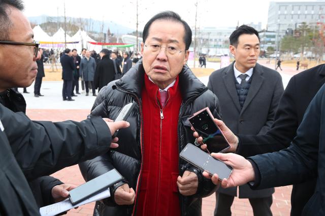 Daegu Mayor Hong Joon-pyo is answering questions from reporters at Seodaegu Station on the morning of the 13th, a day before the second impeachment vote against President Yoon Suk-yeol. Daegu=News1
