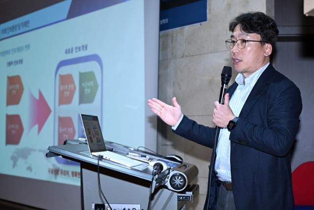 19일 서울 노원구 광운대 새빛관 대강당에서 열린 한국일보-한국국방기술학회 공동 '국방기술 혁신포럼'에 참석한 차도완 국방대 국방AI·로봇학과 교수가 주제발표를 하고 있다. 박시몬 기자