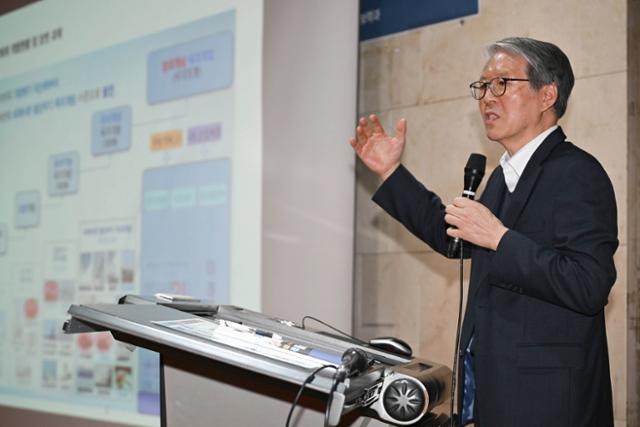 19일 서울 노원구 광운대 새빛관 대강당에서 열린 '국방기술 혁신포럼'에 참석한 박용운 국방로봇협의회 의장이 주제발표를 하고 있다. 박시몬 기자