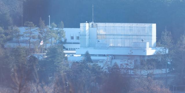 24일 서울 용산구 대통령 관저에 적막감이 흐르고 있다. 헌법재판소는 윤석열 대통령이 탄핵 서류를 송달받은 것으로 간주하여 27일 열리는 변론준비 기일을 예정대로 진행한다. 뉴시스