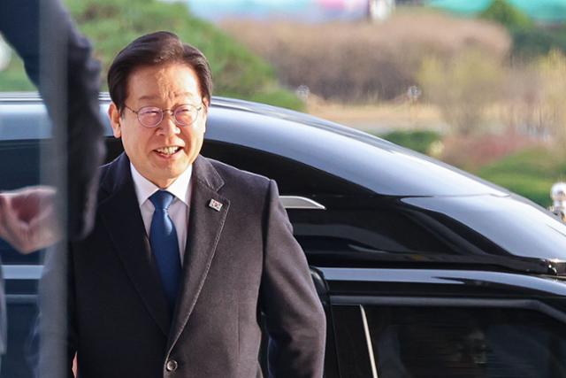 지난달 25일 위증교사 혐의 재판 1심 선고에서 무죄 판결을 받은 이재명 더불어민주당 대표가 서울 여의도 국회로 복귀하며 미소 짓고 있다. 뉴시스
