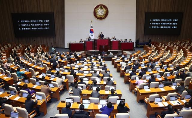 [속보] <b>헌법재판관</b> 3명 선출안 국회 통과... 우원식 "韓 군색한 핑계 말...
