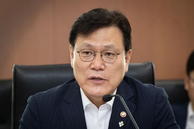Former Financial Services Commission Chairman Choi Jong-ku delivering opening remarks at a 'Meeting of Related Agencies for the Advancement of Accounting Supervision' held at the Seoul headquarters of the Korea Exchange in Yeouido, Seoul, last June. Provided by Financial Services Commission