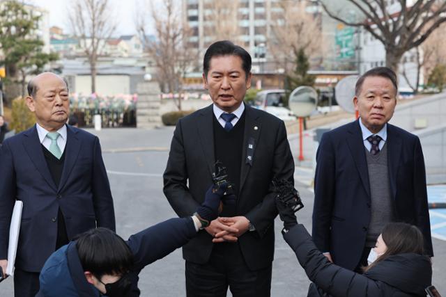 윤석열 대통령의 탄핵심판 사건 2차 변론준비기일인 지난 3일 정청래(가운데) 국회 탄핵소추단장이 서울 종로구 헌법재판소로 향하며 취재진의 질문에 답하고 있다. 공동취재단