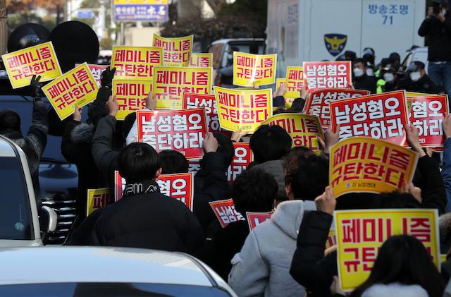 2021년 12월 12일 오전 서울 여의도 국민의힘 당사 인근에서 여성혐오 규탄 집회가 열린 가운데 다른 한편에서 신남성연대 주최로 페미니즘 규탄 집회가 열리고 있다.<BR> 뉴스1
