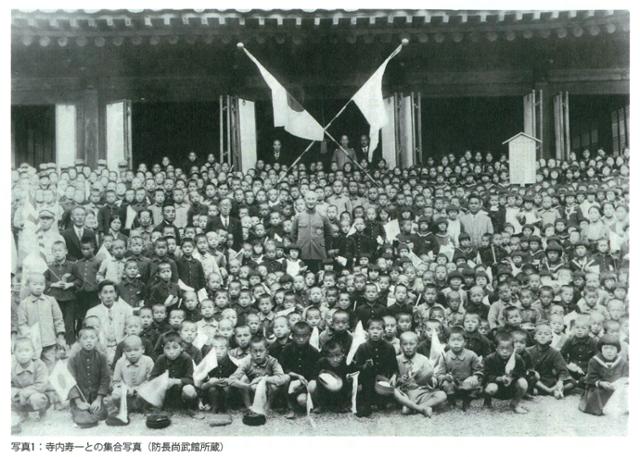 일본 내 조선관 앞에서 미야노 지역 사람들이 찍은 단체 사진. 선원관 현판은 1951년 조선관이 폭풍우로 무너진 현장에서 극적으로 회수됐다. 보초 쇼부칸의 테라우치 마사타케 자료집· 김성연씨 제공