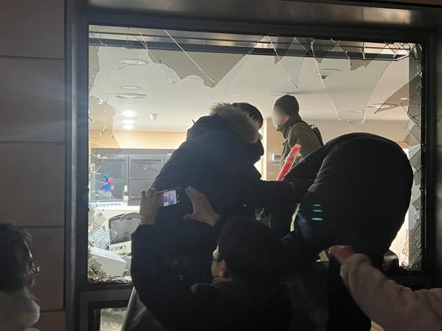 소화기로 <b>서부지법</b> 유리문 깬 '<b>녹색점퍼남</b>' <b>체포</b>… "언론사 기자 아냐"