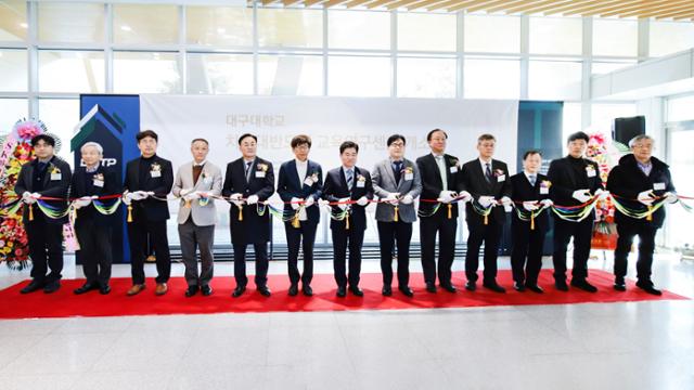 대구대 차세대반도체 교육연구센터 개소식에서 참석자들이 테이프를 커팅하고 있다. 대구대 제공