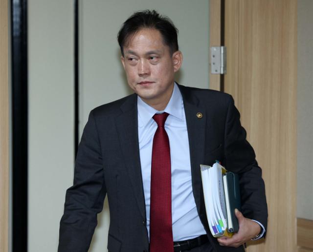 韓國通訊委員會副主席Kim Tae -Gyu參加了上個月在Gyeonggi -Do的韓國通訊委員會舉行的全體會議。新聞