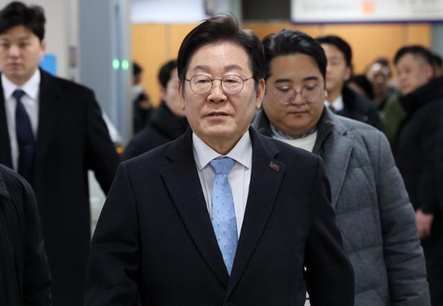 民主黨總統李·詹（Lee Jae -Myung）正在參加第四次上訴，即違反了在西奧納（Seocho -Gu）的首爾中央地方法院（Seocho -Gu）舉行的《公共選舉法》。