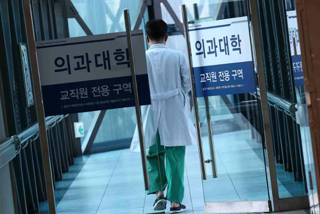 지난달 25일 서울 시내의 한 의과대학 병원에서 의료진이 이동하고 있다. 뉴시스