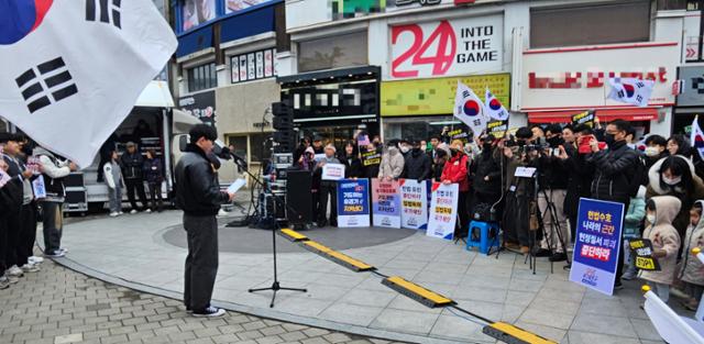 在“宣言反對彈imp的詩歌”中，在喬揚頓（Gujeongmun）的一個三角形（Gujeongmun，geumam -dong，jeonbuk -si）的三角形前，在第三名，李（Lee），27歲的李（Chonbuk）藝術大學的一名學生，是一名宣言。韓國基督教集團拯救也參加了集會。