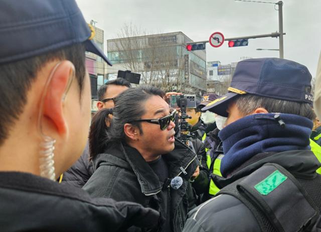 在第三名中，警察被部署在古宗門丘布克國立大學（Gujeongmun Chonbuk國立大學），而遠處的YouTuber和彈each集會的參與者彼此面臨。記者Kim Hye -Ji