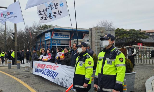 在第三名中，針對彈each的抗議活動在Chonbuk國立大學的古宗門前舉行。記者Kim Hye -Ji