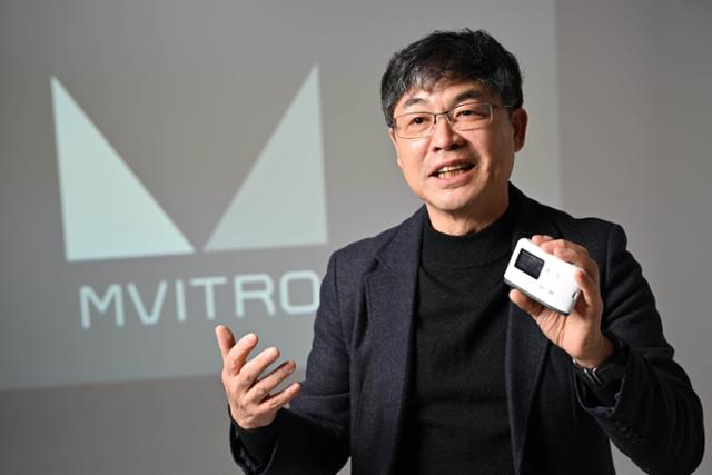 이영우 엠비트로 대표가 7년간 개발한 주삿바늘 없이 피를 뽑는 혈당 측정기 '오티브'를 들어 보이고 있다.오티브는 레이저를 이용해 피부에 미세한 틈을 내서 피를 뽑기 때문에 고통이 없다.박시몬 기자