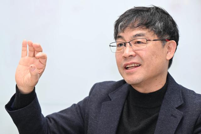 이영우 엠비트로 대표는 세계 3대 인명사전 '마키스 후스 후'에 등재돼 평생공로상을 받은 세계적인 레이저 공학자다.아인슈타인이 소장을 지낸 독일 막스 플랑크 연구소에서 레이저 핵융합을 연구한 그는 가족력 때문에 당
