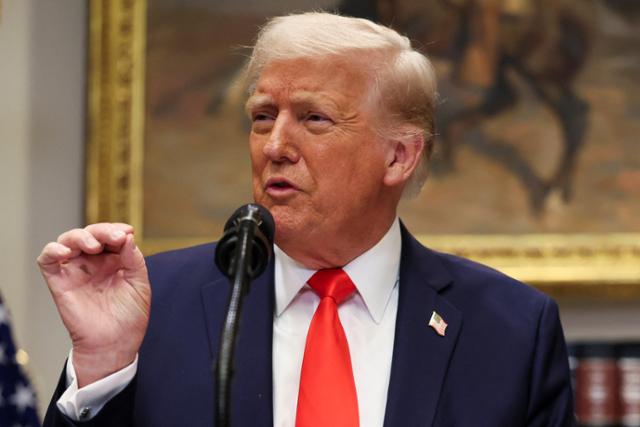 美國總統唐納德·特朗普(Donald Trump)正在美國華盛頓州華盛頓州的Lostevelt Room提出台灣的半導體製造商TSMC投資。華盛頓=路透社yonhap新聞