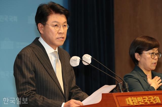 경찰, <b>성폭력 혐의</b> <b>장제원</b> 전 의원 <b>수사</b> 중... 장 "사실무근"