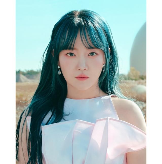 가수 <b>윤하</b>, 자필로 깜짝 결혼 발표... "인생의 든든한 짝 만나"