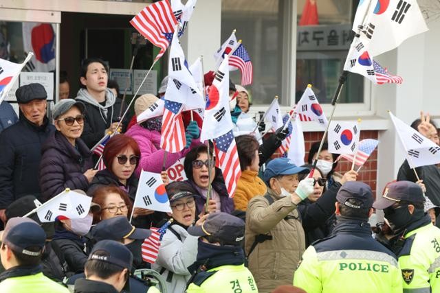 尹 구속 취소 소식에 구치소 앞 지지자들 '눈물·박수·만��세삼창'