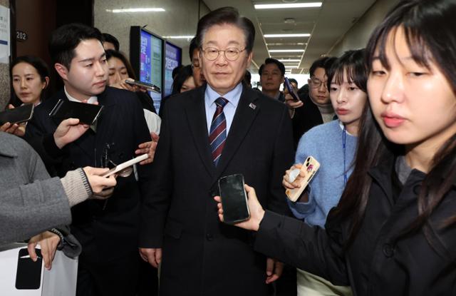 이재명 더불어민주당 대표가 7일 오후 서울 여의도 국회에서 '윤석열 대통령 구속 취소' 인용 관련 대책회의를 마치고 긴급 의원총회 장소로 이동하고 있다. 뉴시스
