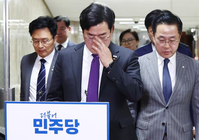 박찬대 더불어민주당 원내대표가 7일 국회에서 열린 긴급 의원총회가 정회된 가운데 윤석열 대통령 구속 취소와 관련한 입장을 밝히기 위해 나서고 있다. 뉴스1