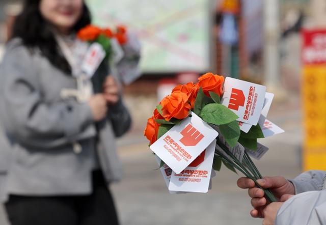 아무리 일해도 못 벗어나는 가난···여성 빈곤율, 줄곧 남성보다 높다