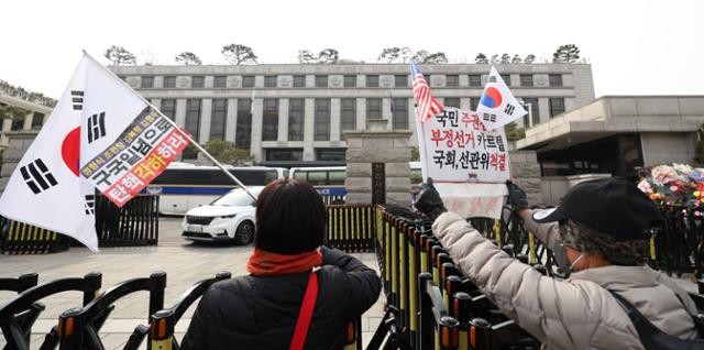 헌재 직원들, 극심한 소음에 3M 귀마개 지급 받고 회의실로 피신