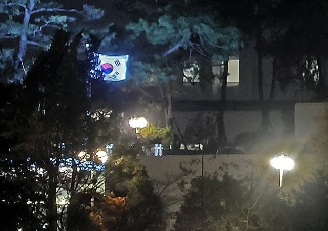 관저에 머문 尹, 여당 의원들과 전화 통화만... 참모들은 분주