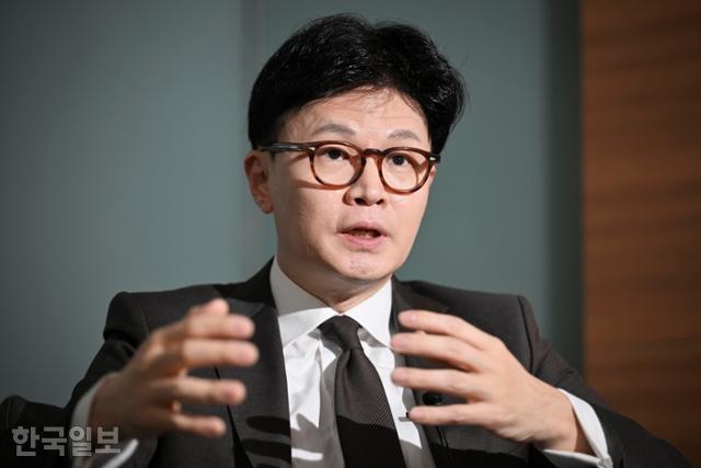 한동훈 "계엄의 바다 건널 것... 대한민국 지키는 헌재 결정이 돼야" [인터뷰]