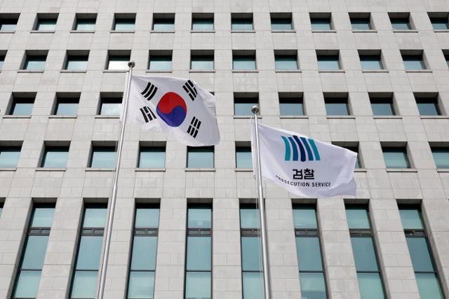 尹 구속취소·즉시항고 포기에... 법원·검찰 내부서도 "수긍 어려워"