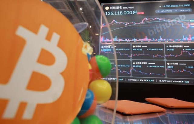 가상자산 대통령이라더니… 트럼프 변덕에 비트코인 8만 달러 턱걸이