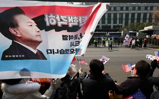 석방 하루 만에 '쌍권' 지도부 만남… "尹 자중해야" 공개 목소리도